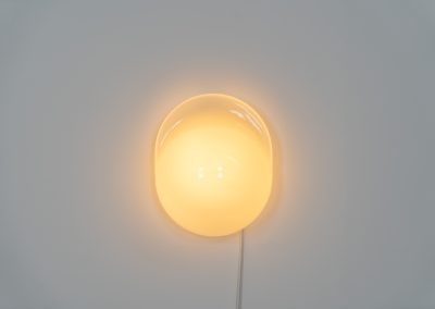 Stunning “Tortue” wall/table lamp by Rodolfo Bonetto for Candle (Italy, 1970s). This glass wall lamp, which can also be used as a table lamp, has a remarkable design and gives a stunning light dispersion due to its shape. It can be turned on and off by pushing down the glass body. In very good condition and stamped at the back of the base.