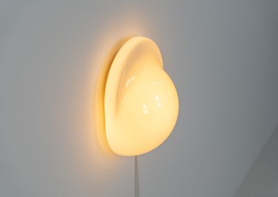 Stunning “Tortue” wall/table lamp by Rodolfo Bonetto for Candle (Italy, 1970s). This glass wall lamp, which can also be used as a table lamp, has a remarkable design and gives a stunning light dispersion due to its shape. It can be turned on and off by pushing down the glass body. In very good condition and stamped at the back of the base.