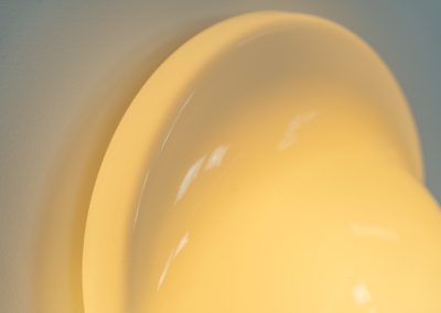 Stunning “Tortue” wall/table lamp by Rodolfo Bonetto for Candle (Italy, 1970s). This glass wall lamp, which can also be used as a table lamp, has a remarkable design and gives a stunning light dispersion due to its shape. It can be turned on and off by pushing down the glass body. In very good condition and stamped at the back of the base.