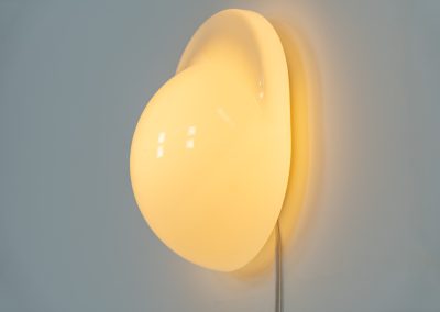 Stunning “Tortue” wall/table lamp by Rodolfo Bonetto for Candle (Italy, 1970s). This glass wall lamp, which can also be used as a table lamp, has a remarkable design and gives a stunning light dispersion due to its shape. It can be turned on and off by pushing down the glass body. In very good condition and stamped at the back of the base.