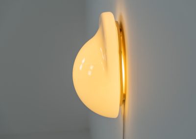 Stunning “Tortue” wall/table lamp by Rodolfo Bonetto for Candle (Italy, 1970s). This glass wall lamp, which can also be used as a table lamp, has a remarkable design and gives a stunning light dispersion due to its shape. It can be turned on and off by pushing down the glass body. In very good condition and stamped at the back of the base.