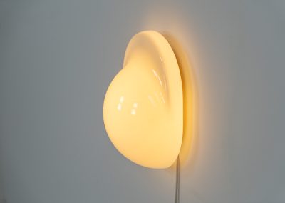 Stunning “Tortue” wall/table lamp by Rodolfo Bonetto for Candle (Italy, 1970s). This glass wall lamp, which can also be used as a table lamp, has a remarkable design and gives a stunning light dispersion due to its shape. It can be turned on and off by pushing down the glass body. In very good condition and stamped at the back of the base.