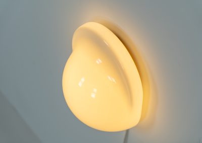 Stunning “Tortue” wall/table lamp by Rodolfo Bonetto for Candle (Italy, 1970s). This glass wall lamp, which can also be used as a table lamp, has a remarkable design and gives a stunning light dispersion due to its shape. It can be turned on and off by pushing down the glass body. In very good condition and stamped at the back of the base.