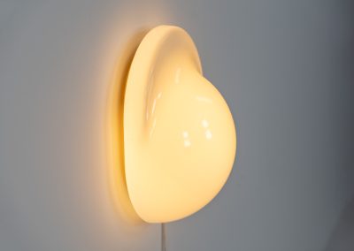 Stunning “Tortue” wall/table lamp by Rodolfo Bonetto for Candle (Italy, 1970s). This glass wall lamp, which can also be used as a table lamp, has a remarkable design and gives a stunning light dispersion due to its shape. It can be turned on and off by pushing down the glass body. In very good condition and stamped at the back of the base.