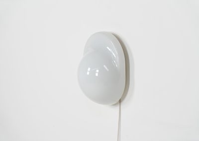 Stunning “Tortue” wall/table lamp by Rodolfo Bonetto for Candle (Italy, 1970s). This glass wall lamp, which can also be used as a table lamp, has a remarkable design and gives a stunning light dispersion due to its shape. It can be turned on and off by pushing down the glass body. In very good condition and stamped at the back of the base.