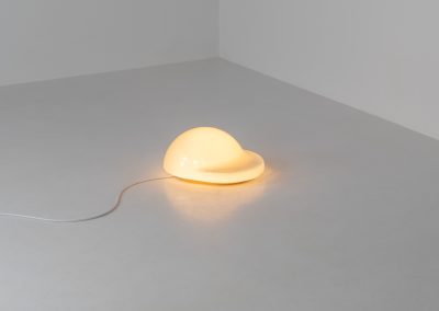 Stunning “Tortue” wall/table lamp by Rodolfo Bonetto for Candle (Italy, 1970s). This glass wall lamp, which can also be used as a table lamp, has a remarkable design and gives a stunning light dispersion due to its shape. It can be turned on and off by pushing down the glass body. In very good condition and stamped at the back of the base.