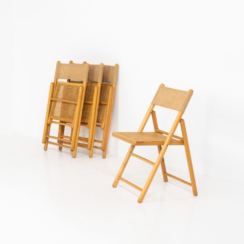 Set of 4 elegant wicker & jute folding chairs (Germany, 1970s). This stylish set of four folding chairs from the 1970s features a solid beechwood frame, a woven cane wicker seat, and a jute backrest. Designed for both elegance and practicality, these chairs are lightweight, easily foldable, and space-saving. Perfect for versatile seating solutions. The set is in very good condition, with minimal signs of wear.