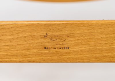 “Miranda” easy chair by Bruno Mathsson Design Studio (Sweden, 1970s). Originally designed by Bruno Mathsson in 1941, this exceptional “Miranda” easy chair was manufactured in the 1970s. It features a beautifully curved, molded beech plywood frame with a linen webbing seat and an adjustable headrest, suspended by leather straps. The chair is in good vintage condition, showing signs of use such as marks, fabric fraying, and some damage to the wood, all of which add to its authentic character. Marked by maker.