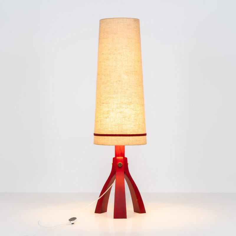 Space age floor lamp with tripod base (Germany, 1970s). A striking mid-century floor lamp with a sculptural tripod base in deep red wood and a huge, tapered raffia shade. The warm, diffused light and unique design make it a standout piece, perfect for adding character and ambiance to any space. In good vintage condition with some minor signs of age. There are 2 E27 bulbs inside of the cone and the lamp is turned on with a foot switch.