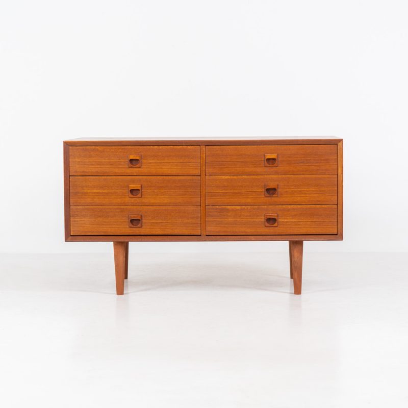 Low chest of drawers by Erik Brouer for Brouer Møbelfabrik (Denmark, 1960s). A simple but beautiful chest of drawers manufactured by Brouer. It features six drawers with inset handles and stands on tapered legs. The slightly deeper design makes it a great option to use as a TV- or media cabinet. It is in very good condition with a small chip in the handle or a drawer.