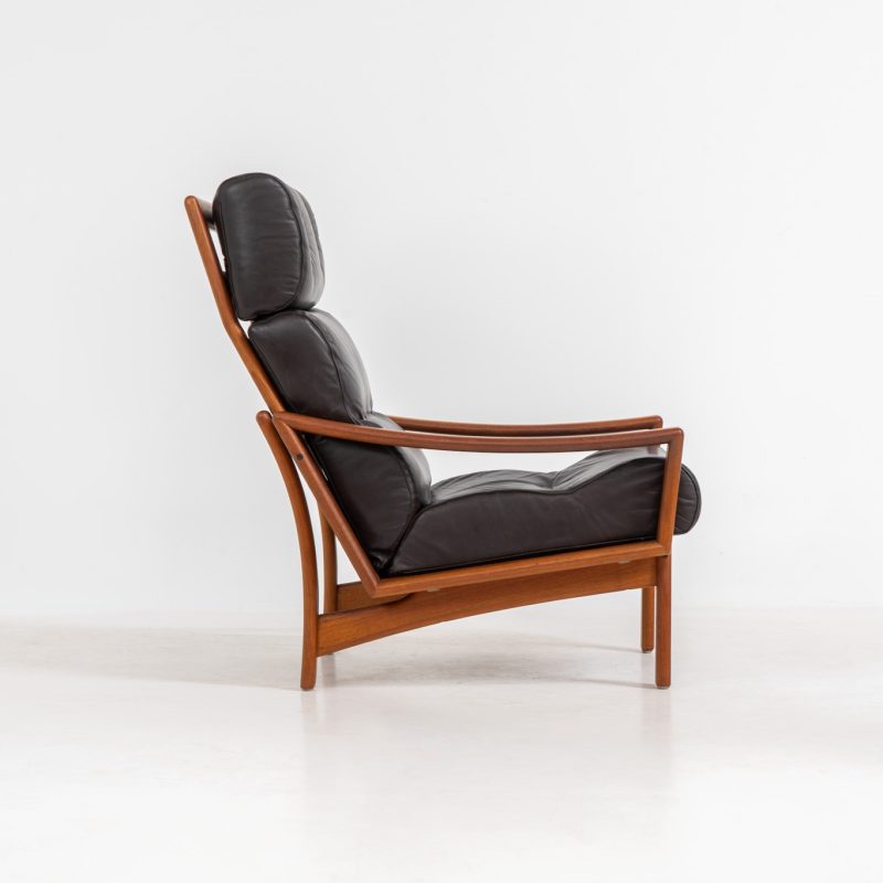 Wonderful easy chair by Glostrup (Denmark, 1960s). A beautifully designed easy chair that exemplifies Scandinavian craftsmanship. It features a solid teak frame with elegant, organic lines and luxuriously comfortable cushions upholstered in the original dark brown leather. The chair is in very good condition with a nice patina to the leather.