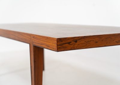 Large Rosewood coffee table by Severin Hansen for Haslev Møbelfabrik (Denmark, 1960s). A beautifully crafted coffee table made from rich rosewood, showcasing a stunning wood grain and an elegant, minimalist design. The seamless joinery between the tabletop and legs is a testament to exceptional craftsmanship and a signature technique of Severin Hansen. A timeless piece that embodies Danish modern design at its finest. It is in very good condition!