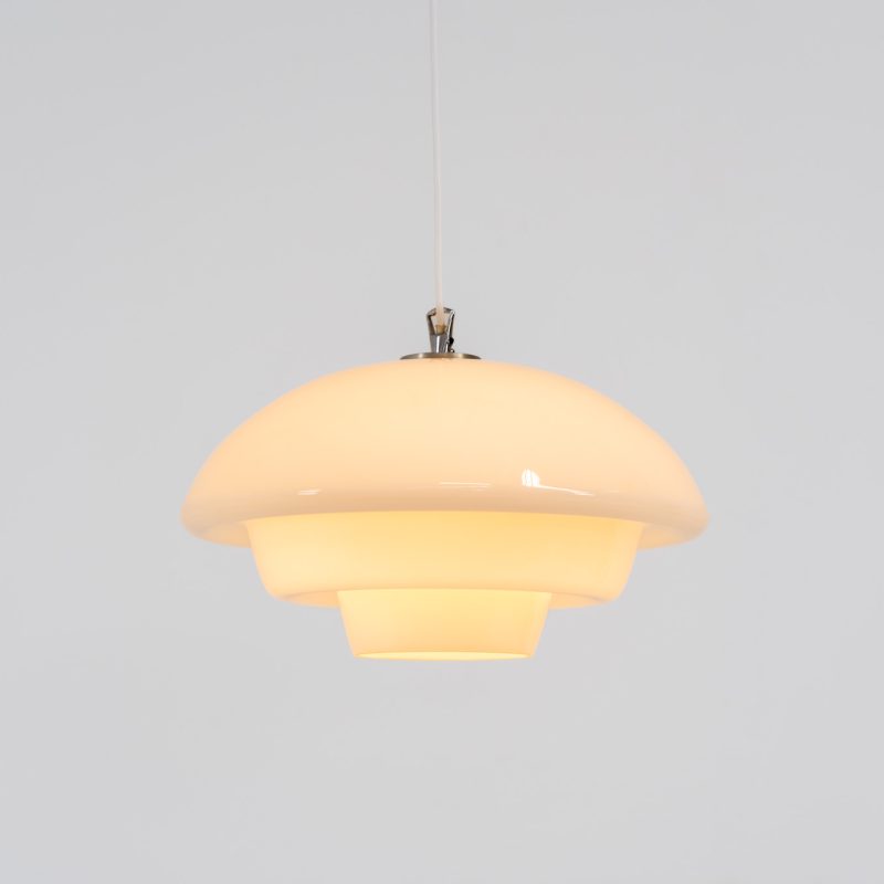 Mid-century glass pendant light (Denmark, 1970s). We don’t know who made this lamp, but it is just beautiful! It reminds us of the “Mithras” model by August Walther, but this one is shaped more organically. The glass shade has really nice curves and gives a magnificent light dispersion when turned on. The lamp is in very good condition!