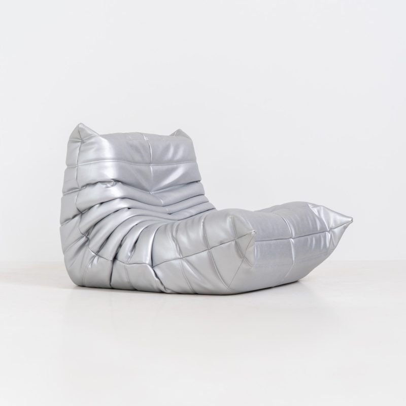 “Metallic Silver” Limited edition Togo 1 seater by Michel Ducaroy for Ligne Roset (France, 2017). This is not your average Togo! A true statement piece, made to stand out. This limited edition in the striking “Metallic Silver” finish was produced in 2017 and comes dated and labeled. It is in very good condition, with only a few minor surface scratches. A rare find for collectors and enthusiasts.