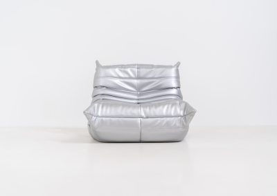 “Metallic Silver” Limited edition Togo 1 seater by Michel Ducaroy for Ligne Roset (France, 2017). This is not your average Togo! A true statement piece, made to stand out. This limited edition in the striking “Metallic Silver” finish was produced in 2017 and comes dated and labeled. It is in very good condition, with only a few minor surface scratches. A rare find for collectors and enthusiasts.