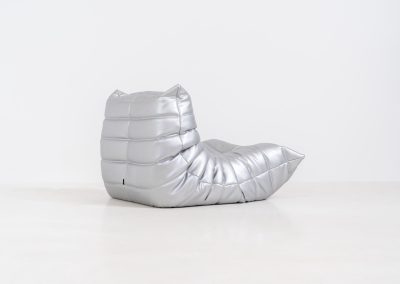 “Metallic Silver” Limited edition Togo 1 seater by Michel Ducaroy for Ligne Roset (France, 2017). This is not your average Togo! A true statement piece, made to stand out. This limited edition in the striking “Metallic Silver” finish was produced in 2017 and comes dated and labeled. It is in very good condition, with only a few minor surface scratches. A rare find for collectors and enthusiasts.
