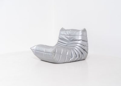 “Metallic Silver” Limited edition Togo 1 seater by Michel Ducaroy for Ligne Roset (France, 2017). This is not your average Togo! A true statement piece, made to stand out. This limited edition in the striking “Metallic Silver” finish was produced in 2017 and comes dated and labeled. It is in very good condition, with only a few minor surface scratches. A rare find for collectors and enthusiasts.