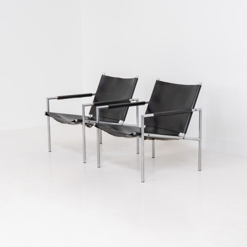 Early pair of modernist “SE02” arm chairs by Martin Visser for Spectrum (The Netherlands, 1960s). It’s rare to find a pair with such stunning patina. We chose to carefully clean the frames and refresh the leather rather than replace or fully re-dye it, to preserve the rich character and history these chairs have developed over time. These modernist design icons embody Visser’s minimalistic and functional design philosophy. Featuring a lightweight chromed tubular steel frame and thick saddle leather seats and backrests. Both chairs are in amazing vintage condition, with some visible wear that only enhances their authenticity and charm.
