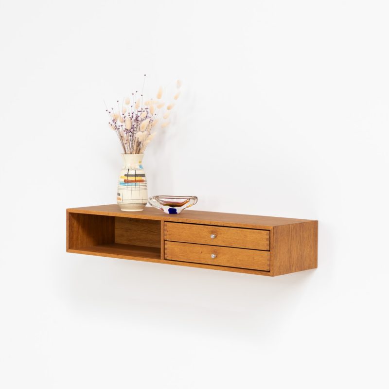 Rare oak “Model 132” wall-console by Aksel Kjersgaard (Denmark, 1950s). A simple, elegant and very hard to find piece designed by the renowned Kai Kristiansen for Aksel Kjergaard in Odder. It was designed to be used as an entry console for the hallway, but can find its way in many settings. It presents itself in original and very good condition.