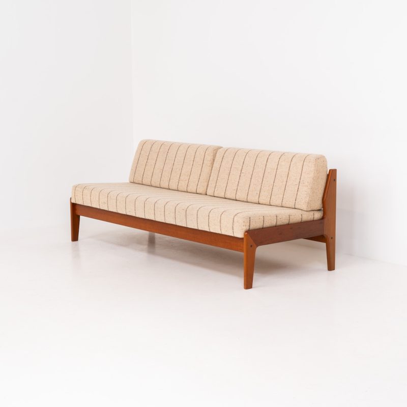 Beautiful sofa / daybed in the manner of Arne Wahl Iversen (Denmark, 1960s). A super comfy and elegant piece, crafted out of solid teak and featuring the original wool striped cushions. The sofa is in very good condition!