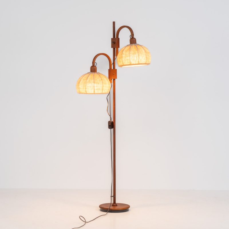 Sculptural teak floor lamp by Domus (Germany, 1970s). This elegant beauty features a sculptural solid teak stem and base, paired with two cocoon shaped wool lampshades. The shades are fully adjustable in height and angle and can be switched on together or separately. The floor lamp remains in its original, very good condition!