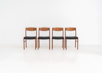Set of 4 stunning dining chairs by Glyngøre Stølefabrik (Denmark, 1960s). A beautiful set featuring elegant solid teak frames paired with dark grey upholstered seats. The chairs have a sculptural presence and reflect the high-quality craftsmanship typical of Danish design. The set is in mint condition, with newly upholstered seats.