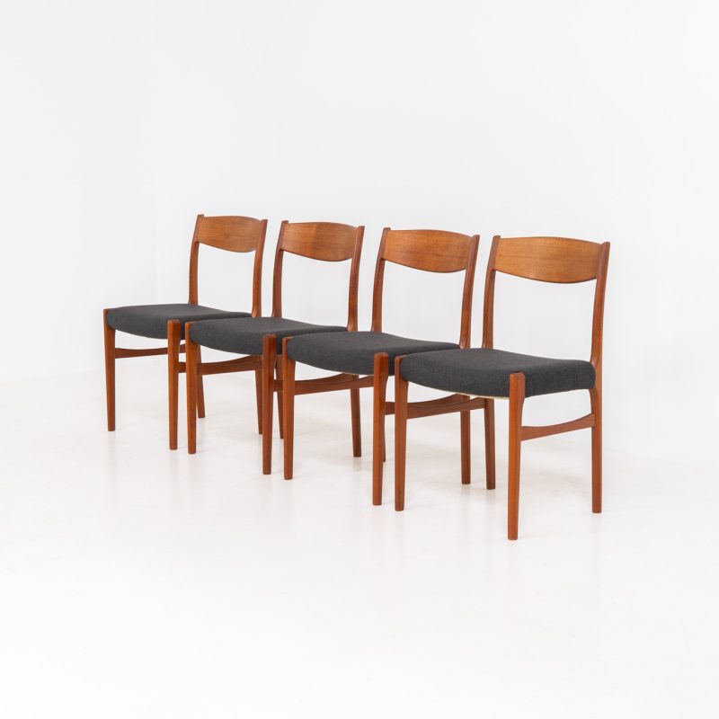 Set of 4 stunning dining chairs by Glyngøre Stølefabrik (Denmark, 1960s). A beautiful set featuring elegant solid teak frames paired with dark grey upholstered seats. The chairs have a sculptural presence and reflect the high-quality craftsmanship typical of Danish design. The set is in mint condition, with newly upholstered seats.