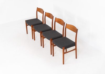 Set of 4 stunning dining chairs by Glyngøre Stølefabrik (Denmark, 1960s). A beautiful set featuring elegant solid teak frames paired with dark grey upholstered seats. The chairs have a sculptural presence and reflect the high-quality craftsmanship typical of Danish design. The set is in mint condition, with newly upholstered seats.