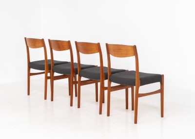 Set of 4 stunning dining chairs by Glyngøre Stølefabrik (Denmark, 1960s). A beautiful set featuring elegant solid teak frames paired with dark grey upholstered seats. The chairs have a sculptural presence and reflect the high-quality craftsmanship typical of Danish design. The set is in mint condition, with newly upholstered seats.