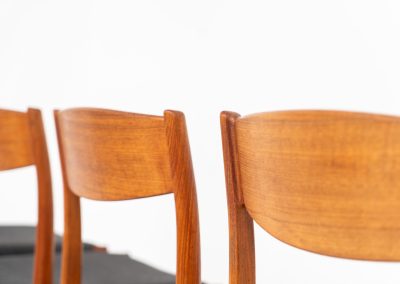 Set of 4 stunning dining chairs by Glyngøre Stølefabrik (Denmark, 1960s). A beautiful set featuring elegant solid teak frames paired with dark grey upholstered seats. The chairs have a sculptural presence and reflect the high-quality craftsmanship typical of Danish design. The set is in mint condition, with newly upholstered seats.