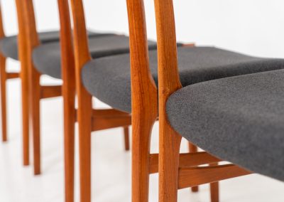 Set of 4 stunning dining chairs by Glyngøre Stølefabrik (Denmark, 1960s). A beautiful set featuring elegant solid teak frames paired with dark grey upholstered seats. The chairs have a sculptural presence and reflect the high-quality craftsmanship typical of Danish design. The set is in mint condition, with newly upholstered seats.