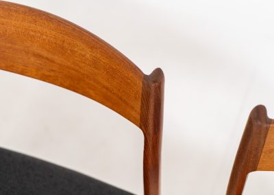 Set of 4 stunning dining chairs by Glyngøre Stølefabrik (Denmark, 1960s). A beautiful set featuring elegant solid teak frames paired with dark grey upholstered seats. The chairs have a sculptural presence and reflect the high-quality craftsmanship typical of Danish design. The set is in mint condition, with newly upholstered seats.