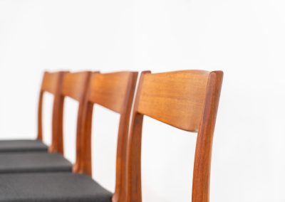 Set of 4 stunning dining chairs by Glyngøre Stølefabrik (Denmark, 1960s). A beautiful set featuring elegant solid teak frames paired with dark grey upholstered seats. The chairs have a sculptural presence and reflect the high-quality craftsmanship typical of Danish design. The set is in mint condition, with newly upholstered seats.