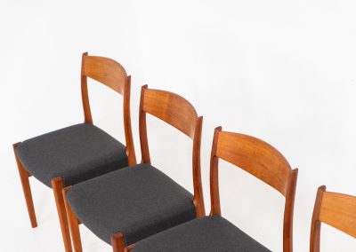 Set of 4 stunning dining chairs by Glyngøre Stølefabrik (Denmark, 1960s). A beautiful set featuring elegant solid teak frames paired with dark grey upholstered seats. The chairs have a sculptural presence and reflect the high-quality craftsmanship typical of Danish design. The set is in mint condition, with newly upholstered seats.