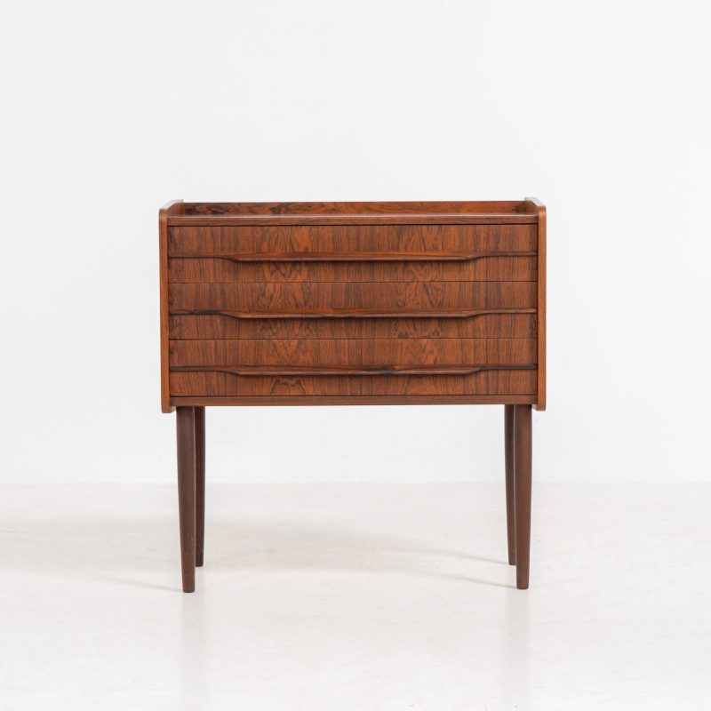 Rosewood chest of drawers / dresser (Denmark, 1960s). An elegant dresser crafted out of Brazilian rosewood and featuring nice sculptural handles and tapered legs. It is in very good condition.