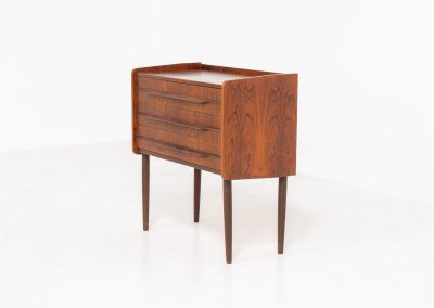 Rosewood chest of drawers / dresser (Denmark, 1960s). An elegant dresser crafted out of Brazilian rosewood and featuring nice sculptural handles and tapered legs. It is in very good condition.