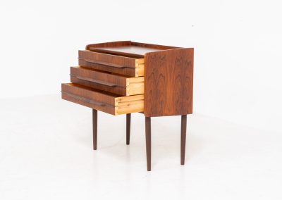 Rosewood chest of drawers / dresser (Denmark, 1960s). An elegant dresser crafted out of Brazilian rosewood and featuring nice sculptural handles and tapered legs. It is in very good condition.