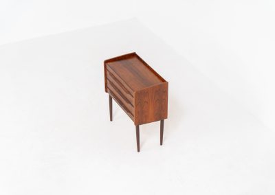 Rosewood chest of drawers / dresser (Denmark, 1960s). An elegant dresser crafted out of Brazilian rosewood and featuring nice sculptural handles and tapered legs. It is in very good condition.