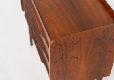 Rosewood chest of drawers / dresser (Denmark, 1960s). An elegant dresser crafted out of Brazilian rosewood and featuring nice sculptural handles and tapered legs. It is in very good condition.