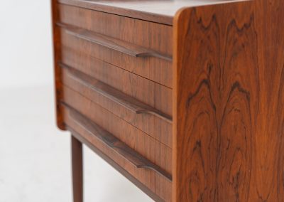 Rosewood chest of drawers / dresser (Denmark, 1960s). An elegant dresser crafted out of Brazilian rosewood and featuring nice sculptural handles and tapered legs. It is in very good condition.