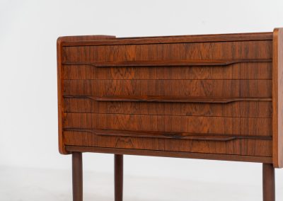 Rosewood chest of drawers / dresser (Denmark, 1960s). An elegant dresser crafted out of Brazilian rosewood and featuring nice sculptural handles and tapered legs. It is in very good condition.
