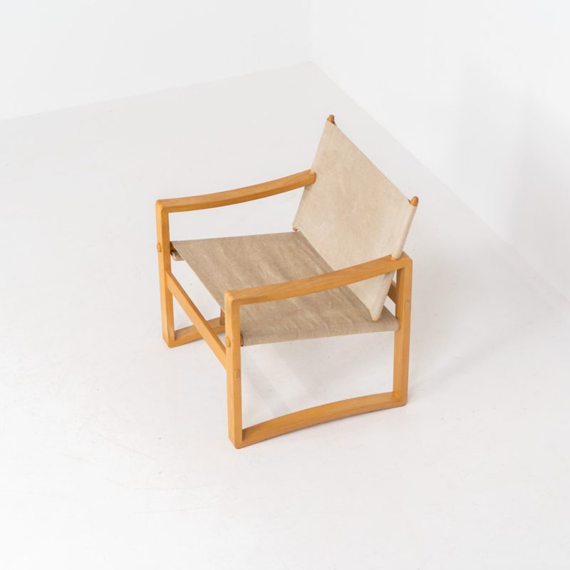 Safari chair by Børge Jensen for Bernstoffmoinde Møbelfabrik (Denmark, 1970s). A beautiful safari chair designed by Børge Jensen, crafted from solid beech wood with the original canvas upholstery. Aesthetic, comfortable and light weight! The chair is in a nice preserved and untouched vintage condition, with the canvas showing age-related marks that contribute to an authentic, lived-in patina.