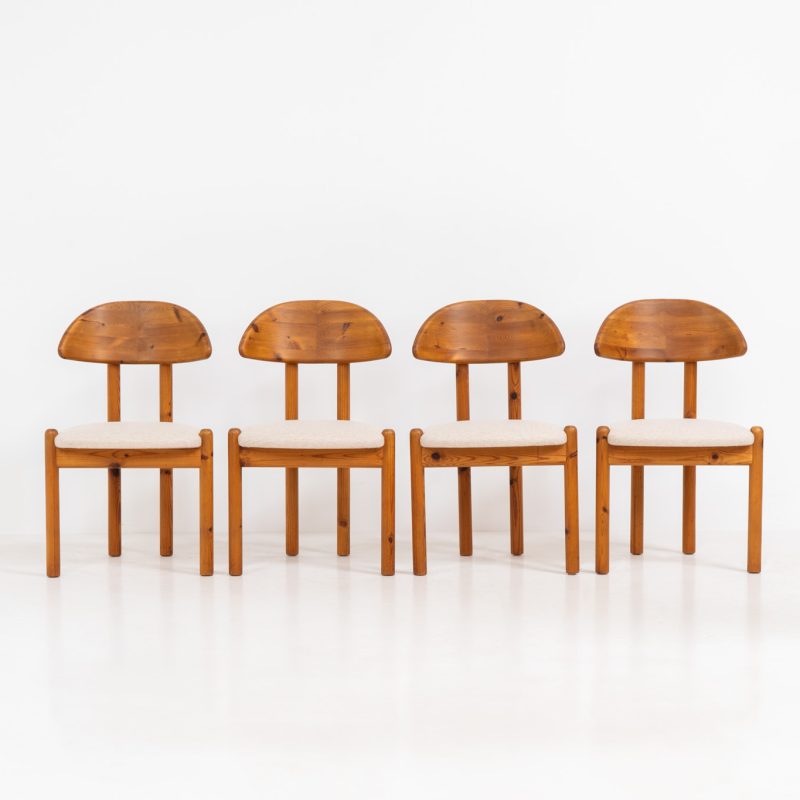 Beautiful set of 4 pine chairs by Vamdrup Stolefabrik (Denmark, 1970s). Beautiful, organic dining chairs crafted from solid pine. Featuring a minimalist design with round seats that highlight the natural grain and character of the wood. They have a generously curved backrest and sturdy cylindrical legs. The seats have been newly upholstered in a beautiful off-white fabric. The chairs are in very good condition.