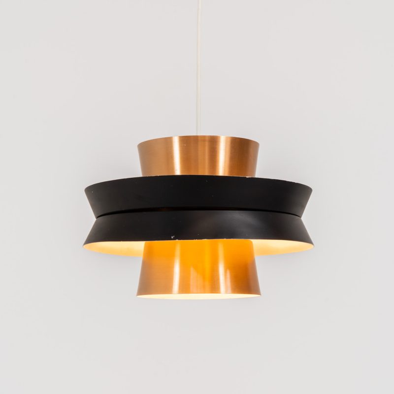 Trava pendant light by Carl Thore for Granhaga (Sweden, 1960s). A sleek and contemporary design featuring two black lacquered and two copper plated, cylindrical aluminum shades. The lamp is newly rewired. It is in cold condition with some scuffs in the paint, as shown on the pictures.