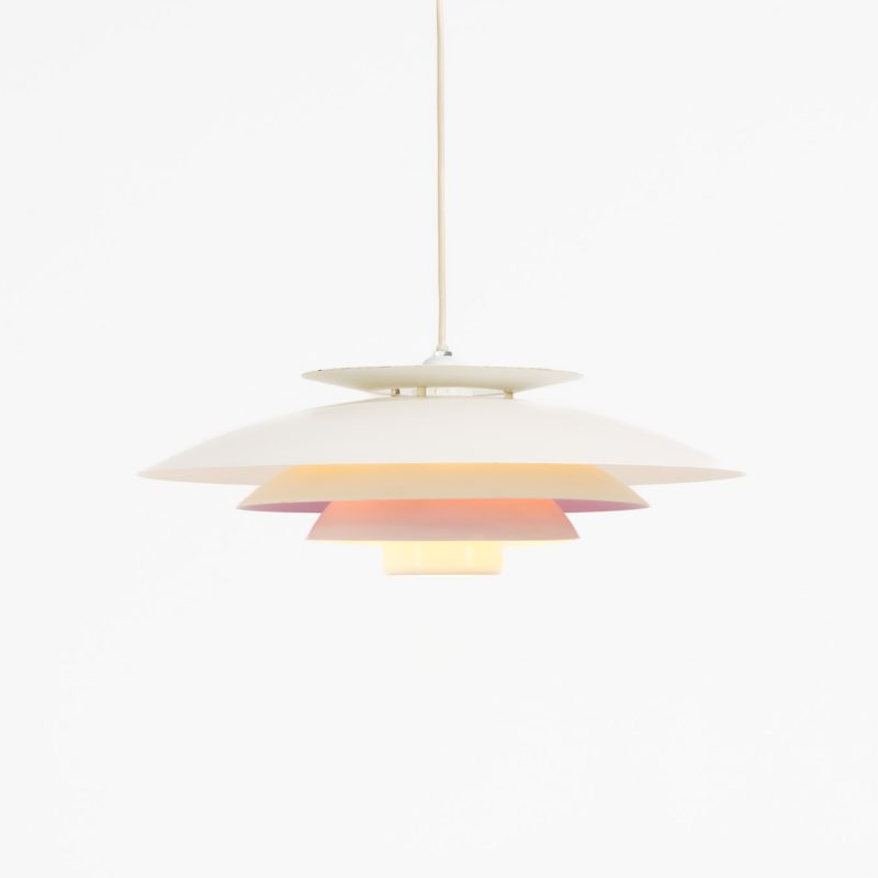 White & lilac pendant light by Form Light (Denmark, 1970s). A beautiful pendel consisting of five aluminium shades lacquered in white. The interior of one shade is lacquered in lilac, which gives a nice contrast and a beautiful light dispersion when turned on. The lamp is in good vintage condition with some visible rust marks and small paint damages.
