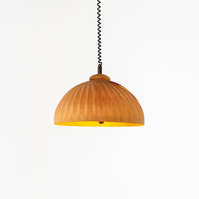 Large pine pendant light by Hans-Agne Jakobsson for Ellysett Markaryd (Sweden,1960s). This stunning pendant light, designed by Hans-Agne Jakobsson for Ellysett in the 1960s, is crafted from thin layered strips of pine and has a solid pine handle, which makes it very easy to adjust the lamp in height. The natural material and distinctive shape give it a warm, atmospheric presence that feels both sophisticated and timeless. The lamp is in very good condition!
