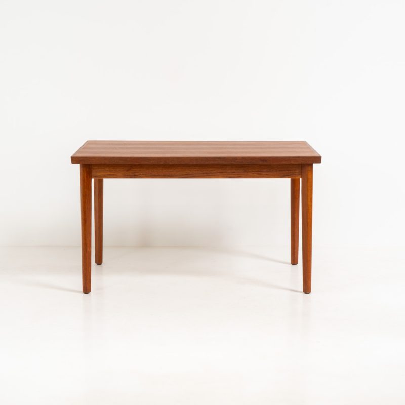 Extendable dining table by Henning Kjaernulf for Vejle Møbelfabrik (Denmark, 1960s). A top quality Danish piece with a beautiful natural look and organic shapes. It is easily extendable with 2 hidden leafs and can fit 8 chairs. It features a gorgeous woodgrain. It’s in excellent condition.