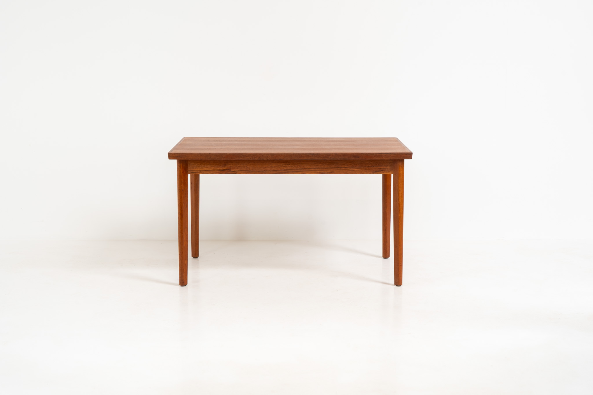 Extendable dining table by Henning Kjaernulf for Vejle Møbelfabrik (Denmark, 1960s). A top quality Danish piece with a beautiful natural look and organic shapes. It is easily extendable with 2 hidden leafs and can fit 8 chairs. It features a gorgeous woodgrain. It’s in excellent condition.