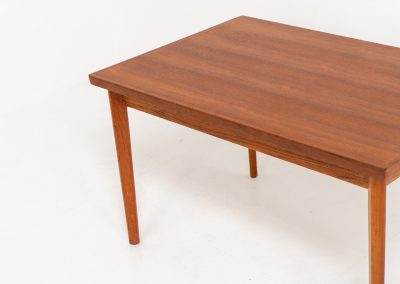 Extendable dining table by Henning Kjaernulf for Vejle Møbelfabrik (Denmark, 1960s). A top quality Danish piece with a beautiful natural look and organic shapes. It is easily extendable with 2 hidden leafs and can fit 8 chairs. It features a gorgeous woodgrain. It’s in excellent condition.