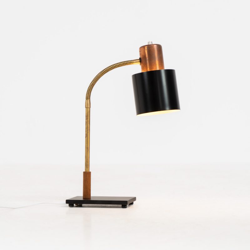 Rare find! A “Beta” table lamp in copper and brass by Jo Hammerborg for Fog & Mørup (Denmark, 1960s). An iconic example of Scandinavian modernism! Crafted with a sleek combination of copper, brass and a black lacquered shade & base. It features an adjustable arm and refined details. Ideal for a desk or bedside table. In very good condition with a beautiful patina on the copper & brass.